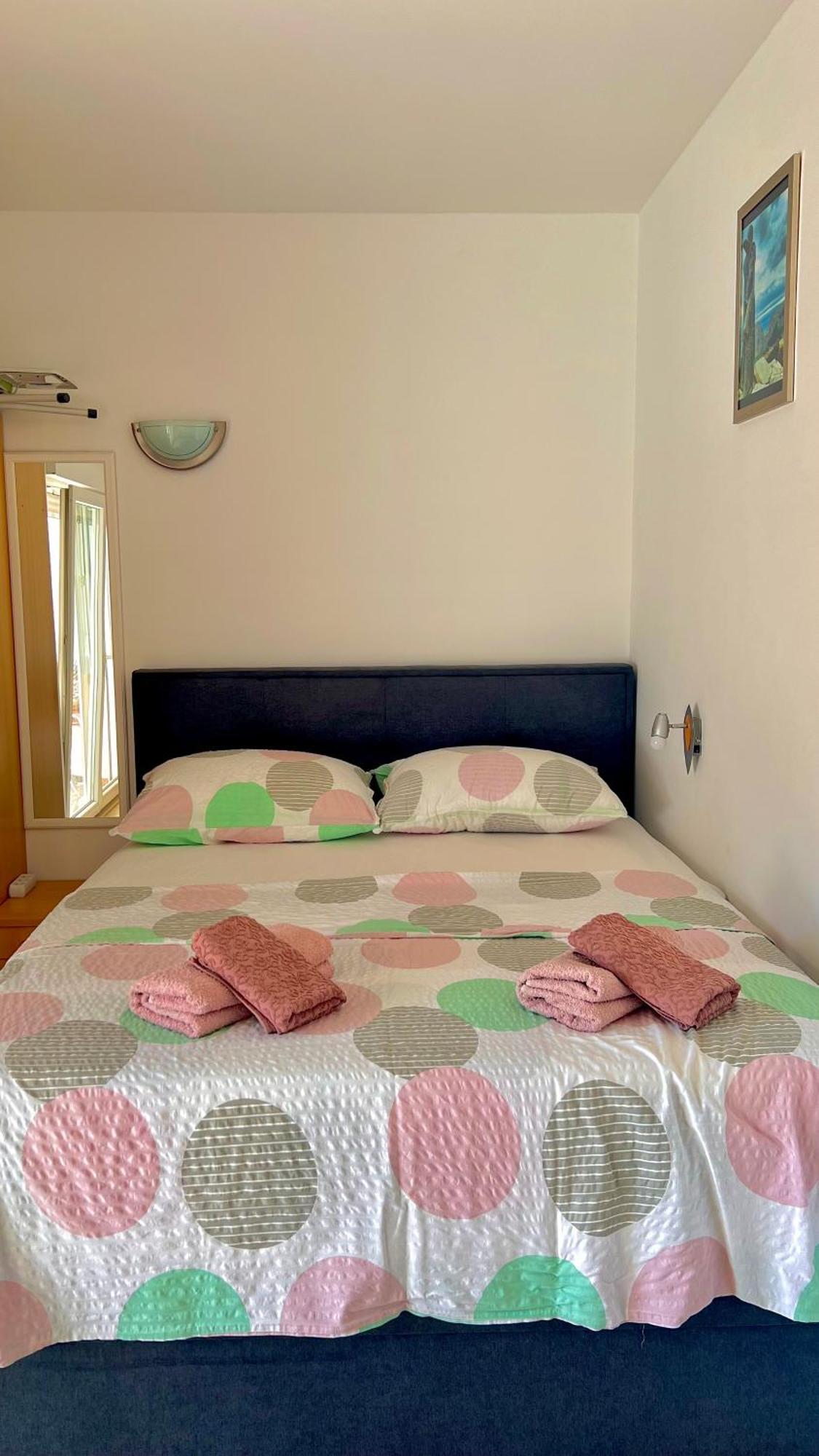 Apartments Neven Omis Exterior photo