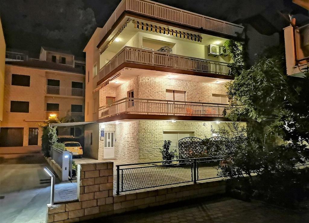 Apartments Neven Omis Exterior photo
