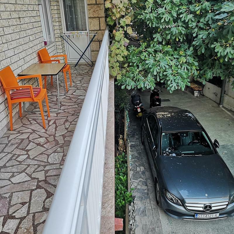 Apartments Neven Omis Exterior photo